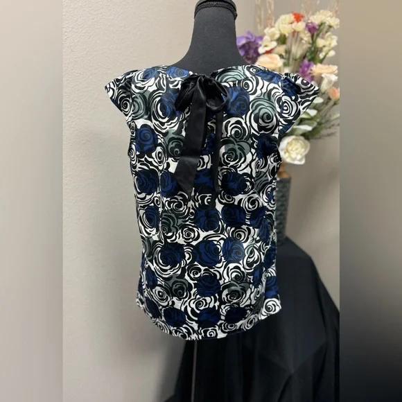 Liquido Silk USA Blue & White Rose Design Effortless Glamour Blouse size 8 - Picture 3 of 9